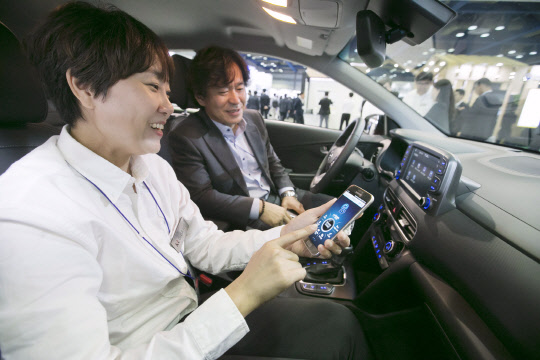 관람객이 전시장에서 마련한 KT 커넥티드카에서 기술 체험을 하고 있다. KT 제공